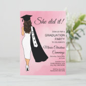 She Did It Pink Graduation Invitation (Debout devant)