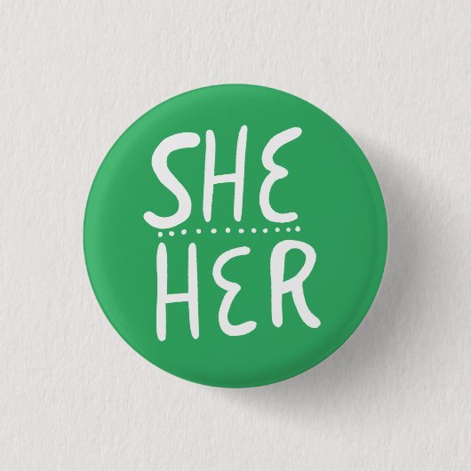 SHE/HER Pronouns Green Handbriefed Minimal Button (Voorkant)