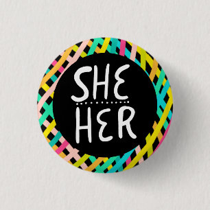 SHE/HER Pronouns Pride Handbrief Colorful Ronde Button 3,2 Cm