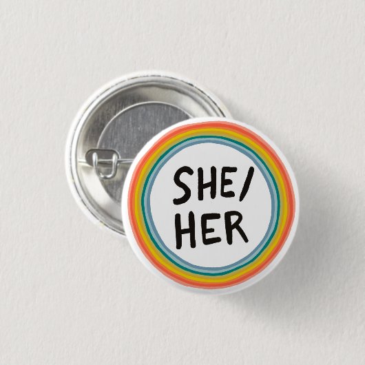 SHE/HER Pronouns Rainbow Soft Circle Button (Voorkant /achterkant)