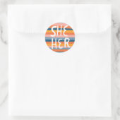 SHE/HER Pronouns Stripes Handlettering Blad van Ronde Sticker (Tas)