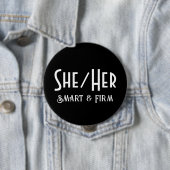 SHE/HER Smart en stevige ronde zwarte Button (In situ)