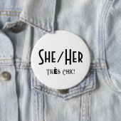 SHE/HER Tres Chique ronde witte Button (In situ)