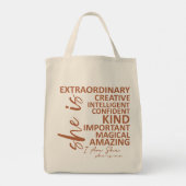 "She Is Me" Mocha Mousse Affirmatie Typografie Tote Bag (Achterkant)