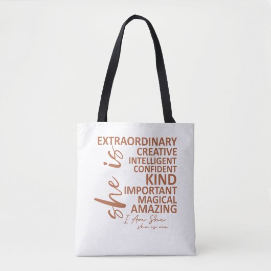 "She is Me" Mocha Mousse Affirmation Typography Draagtas (Voorkant)