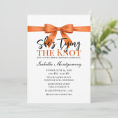She’s Tying the Knot Theme Orange Bow Kaart (Staand voorkant)