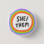 SHE/THEM Pronouns Rainbow Circle Button (Voorkant)