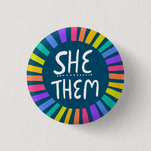 SHE / THEM Pronouns Rainbow Handgeschreven Pride Ronde Button 3,2 Cm