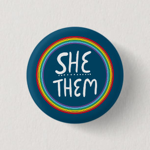 SHE/THEM Pronouns Rainbow met handbrief minimaal B Ronde Button 3,2 Cm