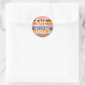 SHE/THEM Pronouns Stripes Handlettering Blad van Ronde Sticker (Tas)