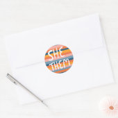 SHE/THEM Pronouns Stripes Handlettering Blad van Ronde Sticker (Envelop)