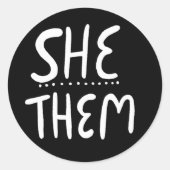 SHE/THEM-ronounds Black Handlettering set of Ronde Sticker (Voorkant)