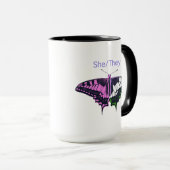 She/They Non-Binary Flag Swallowtail Butterfly Mok (Voorkant rechts)