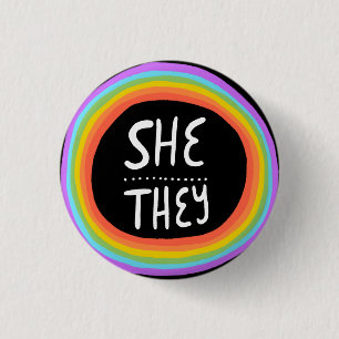 SHE/THEY Pronounge Colorful Wonky Rainbow Circle Ronde Button 3,2 Cm
