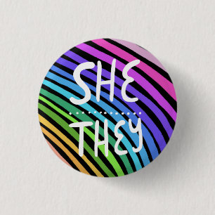 SHE/THEY Pronouns Colorful Handbriefed Rainbow Ronde Button 3,2 Cm