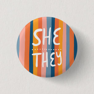 SHE/THEY Pronouns Colorful Handbriefed Stripes Ronde Button 3,2 Cm