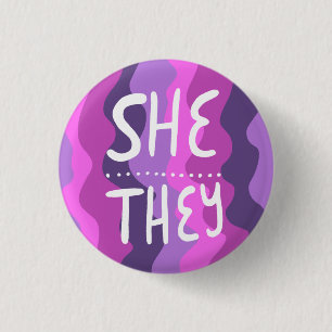 SHE/THEY Pronouns Colorful Handgeschreven Paars Ronde Button 3,2 Cm