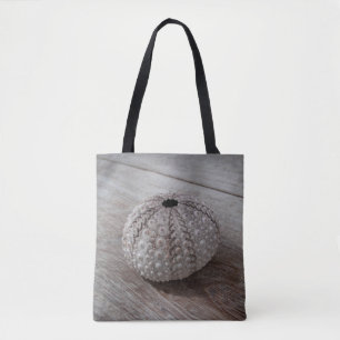 Shell bovenop een houten tafel tote bag