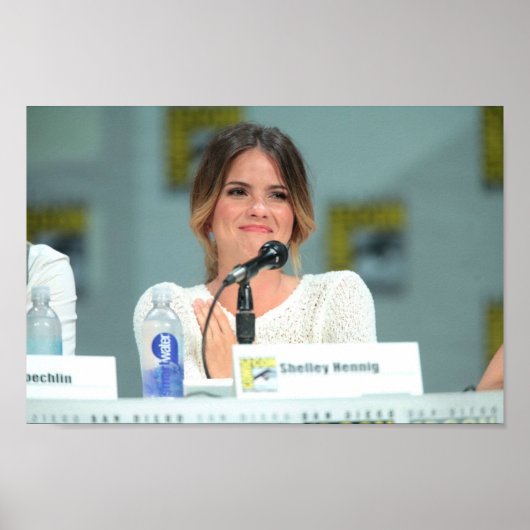 Shelley Hennig Comic Con Poster (Voorkant)