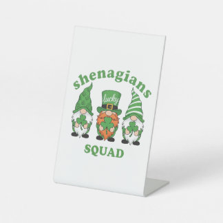 Shenanigans Squad St. Patrick's Day Tiered Tray Gn Reclamebord Met Voetstuk