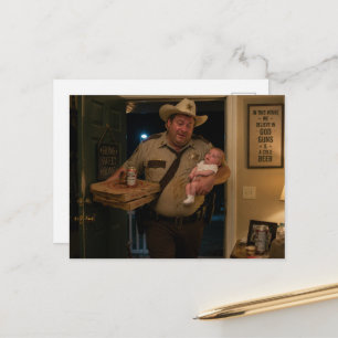 Sheriff met baby, bier en pizza briefkaart