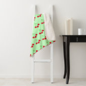 Sherpa Cerises sur couverture verte 60" x 80" (En situation)