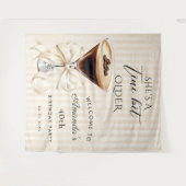 She's a Tini Bit Older Espresso Martini Backdrop Wandkleed (Voorkant (horizontaal))