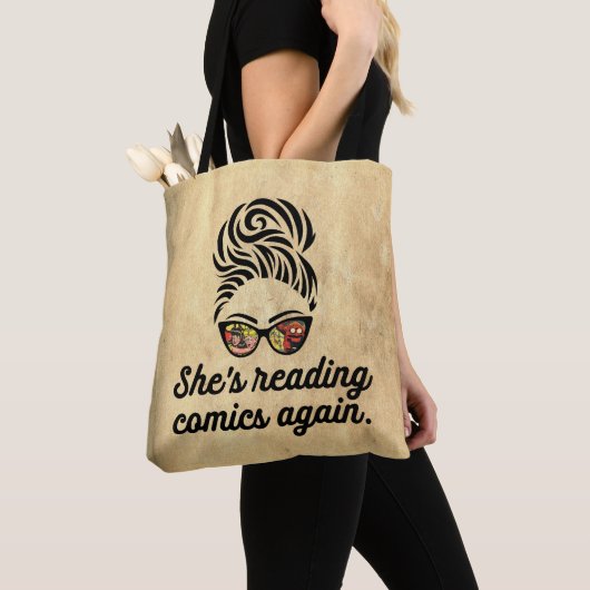 "She's Reading Comics Again" Tote Bag (De près)