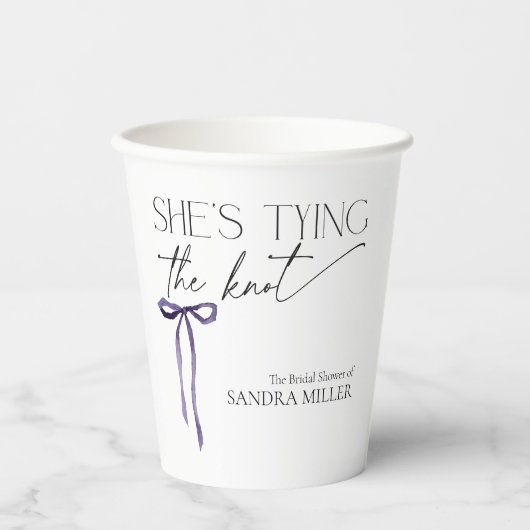 Shes Tying the Knot Paarse Bow Vrijgezellenfeest Papieren Bekers (Voorkant)