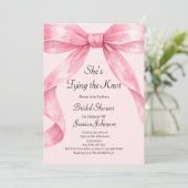 She's Tying the Knot Pink Bow Bridal Shower Kaart (Staand voorkant)