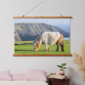Shetland Pony op pasta nabij hoge cliënten Hangend Wandkleed (Slaapkamer)