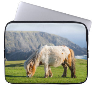 Shetland Pony op pasta nabij hoge cliënten Laptop Sleeve