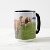 Shetland Pony op pasta nabij hoge cliënten Mok (Voorkant rechts)