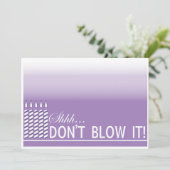 Shh Surprise Anniversaire Fête Invitation | Pourpr (Debout devant)