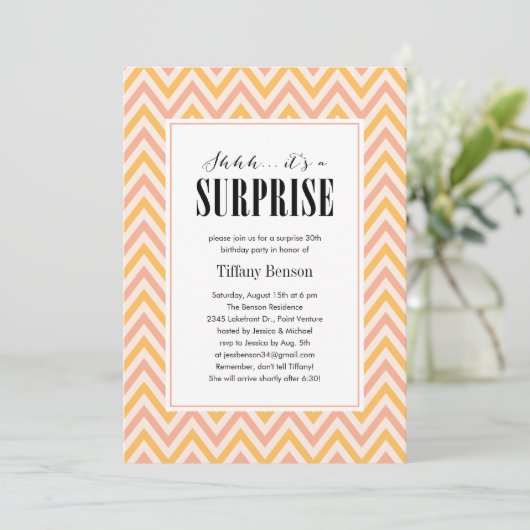 Shhh… c'est des invitations d'une fête (Debout devant)