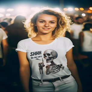 SHHHH... Niemand bekommert zich om het skelet met T-shirt