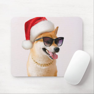 Shiba Inu-hond in de rode petten van Santa Claus Muismat