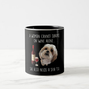 Shih Tzu   Een vrouw kan niet alleen op wijn overl Tweekleurige Koffiemok