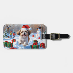 Shih Tzu hardlopen in de sneeuw met kerstmuts Bagagelabel