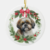 Shih Tzu Red Bow Holly krans Keramisch Ornament (Voorkant)