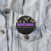 Shimmery Chic Bridesmaid Button Pin (paars) (In situ)