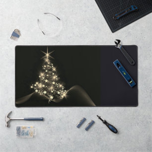 Shine d'or des étoiles sur l'arbre de Noël Dark