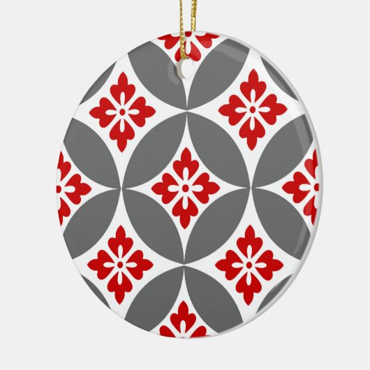 Shippo met bloemmotif, rood, wit en grijs keramisch ornament (Links)
