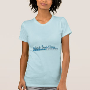 Shirt met twee bakken bij laden tijdens de zwanger