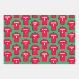 Shirt van football in rode papierbladen inpakpapier vel