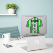 Shirt van het groene en witte Football op een Sticker (Laptop op bureau)