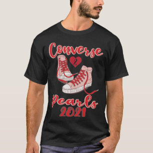 Shirt van sneakers, omgeknepen of parels