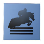 Show jumper die een obstakel opruimt. tegeltje (Voorkant)