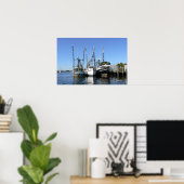 Shrimp Boats Wacht op Dock Poster (Thuiskantoor)