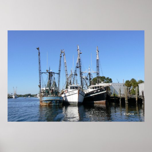Shrimp Boats Wacht op Dock Poster (Voorkant)